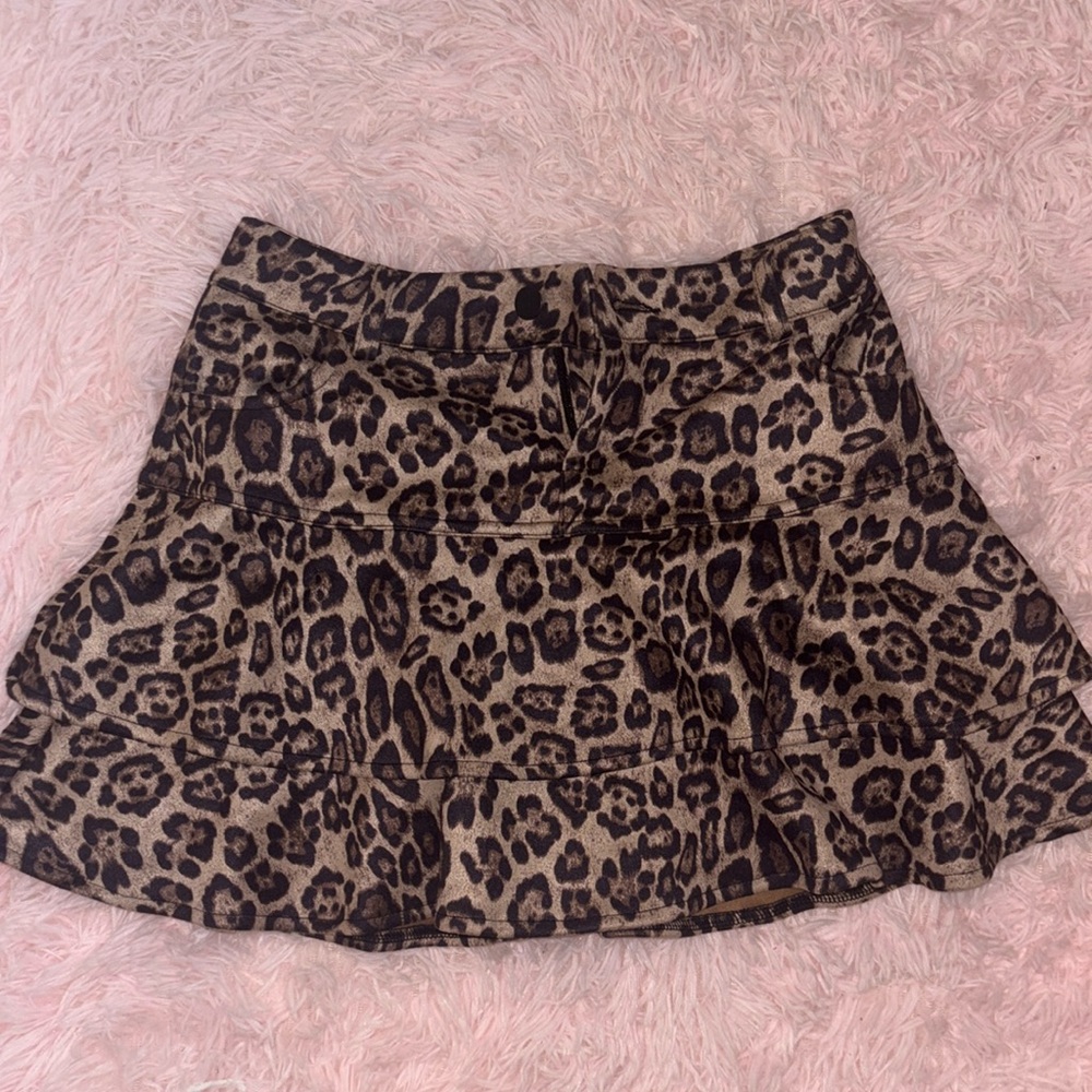 leopard print ruffle skirt size small with built in shorts!!🐆